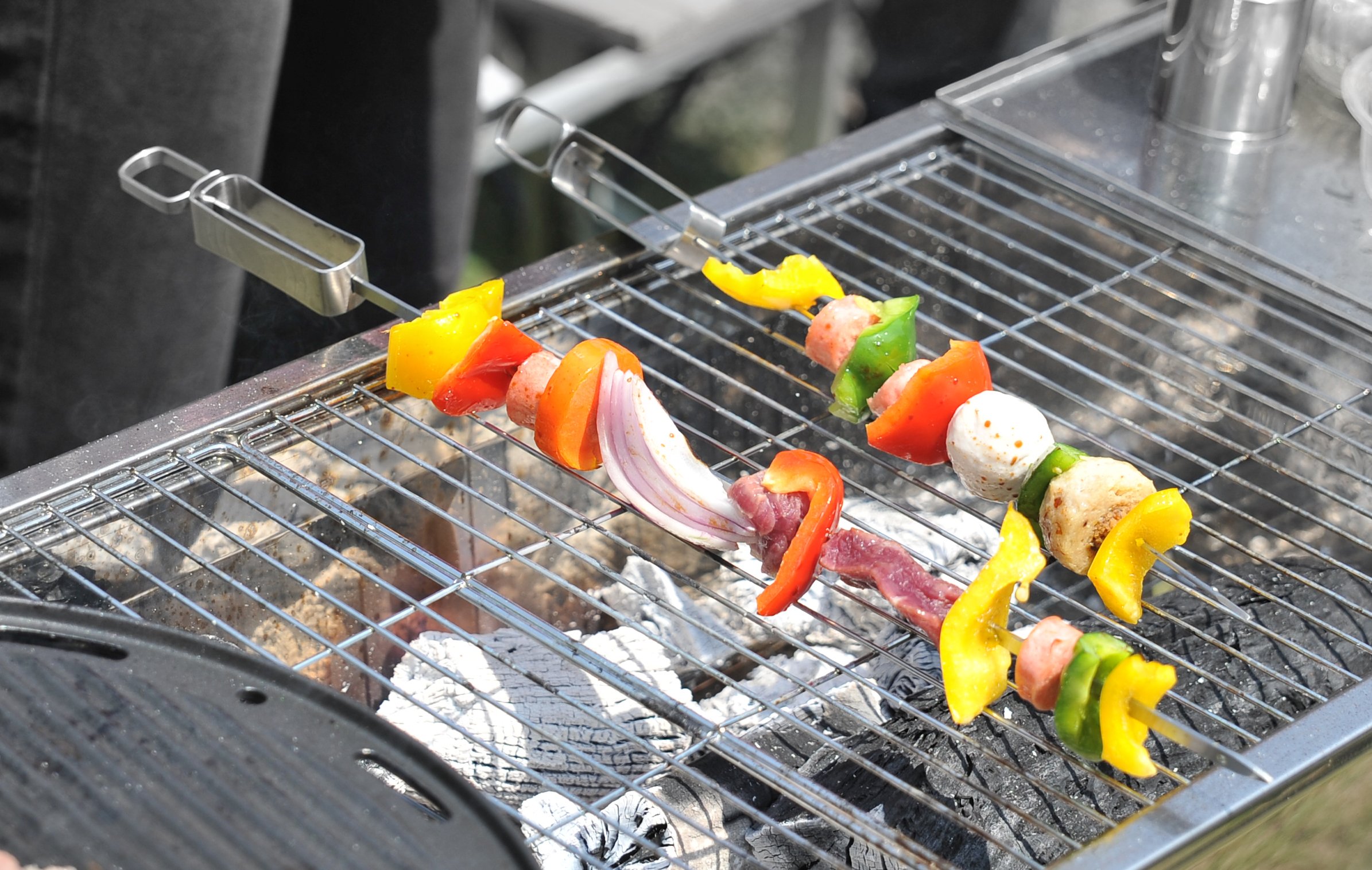 Jokari Pro Grade 6 in 1 Lighted Grill Set. All In One Industrial Strength Tool Includes Easy Grip Handle, Spatula, Adjustable Tongs, Knife Blade, Scraper, LED Flashlight, BBQ Skewers and Bottle Opener - Image 7